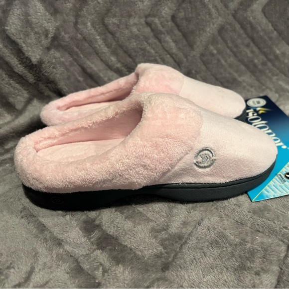 Isotoner Women's Classic Hoodback with Memory Foam‎ Slipper-Small- 6.5-7 - Picture 1 of 5